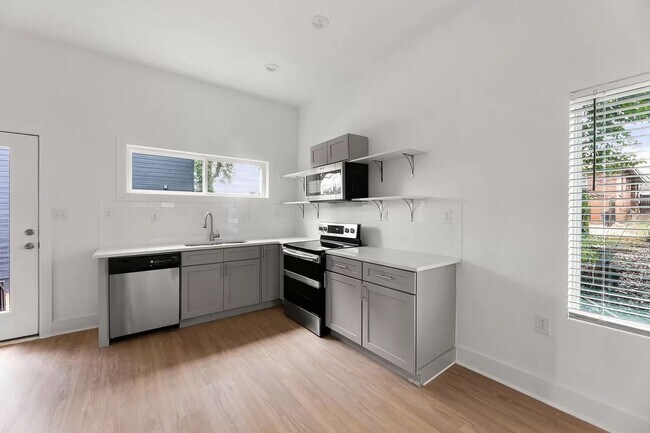 Building Photo - Room in 3 Bedroom Home at State St