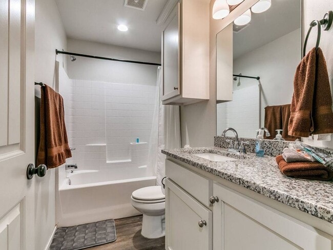 Building Photo - Modern 3BR/2BA Duplex | All Utilities Included | Downtown Edmond