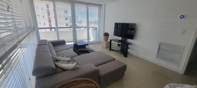 Primary Photo - 3200 Collins Ave