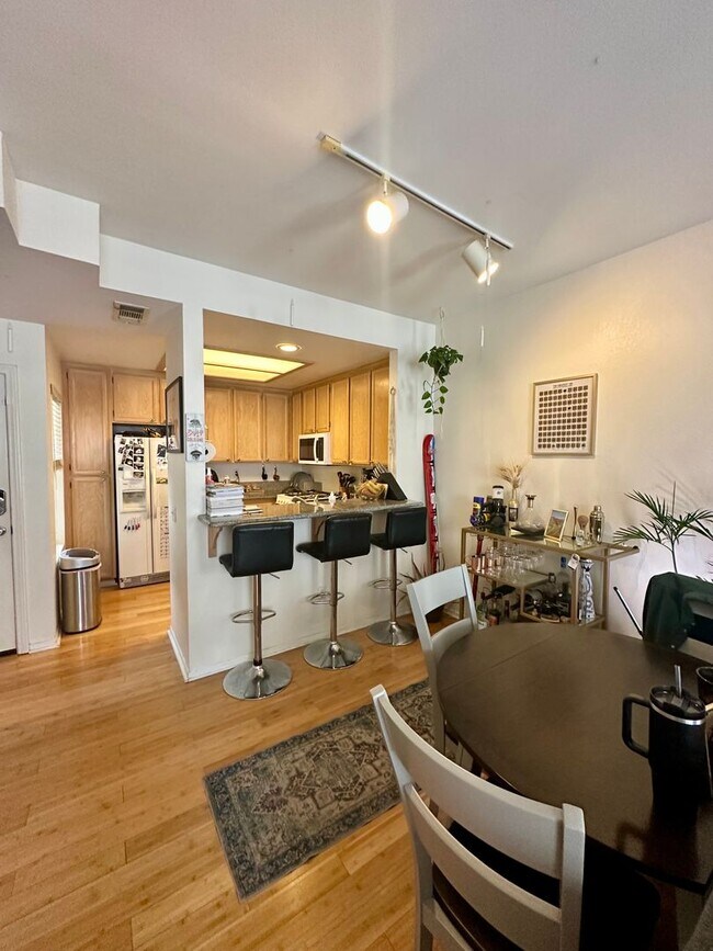 Building Photo - Light and Bright North Park 2 Bedroom Condo