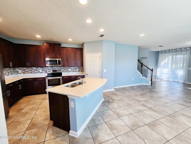 Building Photo - 99 Bush Pl