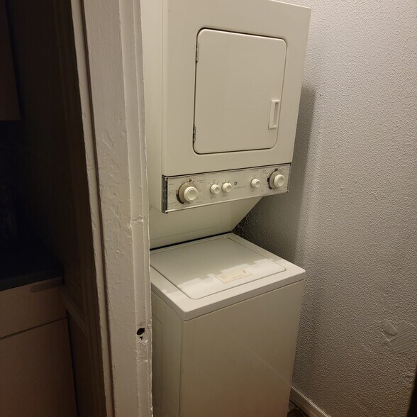 washer dryer in unit - 36 Calumet St