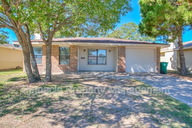 Building Photo - 1427 Gregory Dr