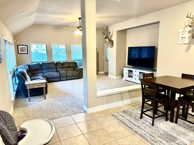Building Photo - 800 Chatsworth Dr