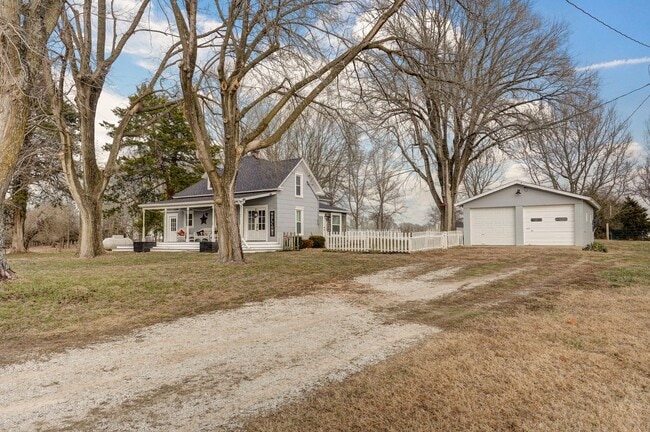 Building Photo - Charming Country Home — 4 Bed | 1 Bath | 1,500 Sq Ft