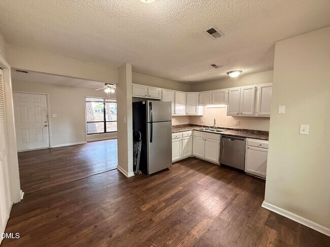 Building Photo - 4822 Hollenden Dr