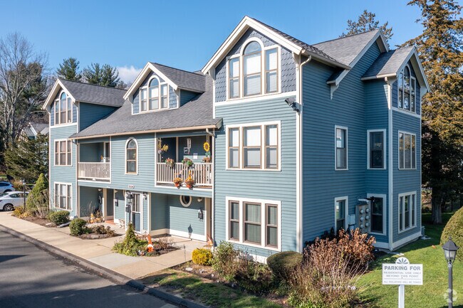 Building Photo - 3220 Whitney Ave