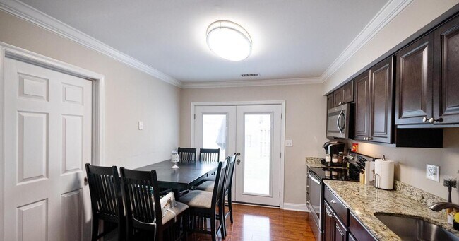 Building Photo - Exceptionally maintained townhouse in Fred...