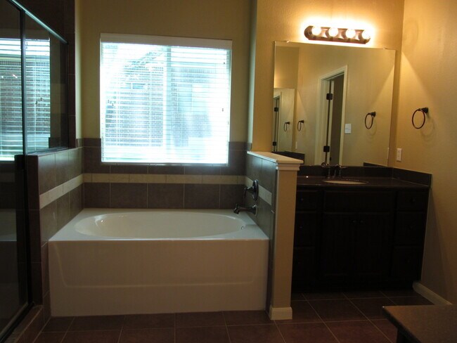 Building Photo - 2515 Twin Ridge Ct