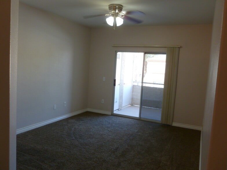 Building Photo - 3400 Cabana Dr