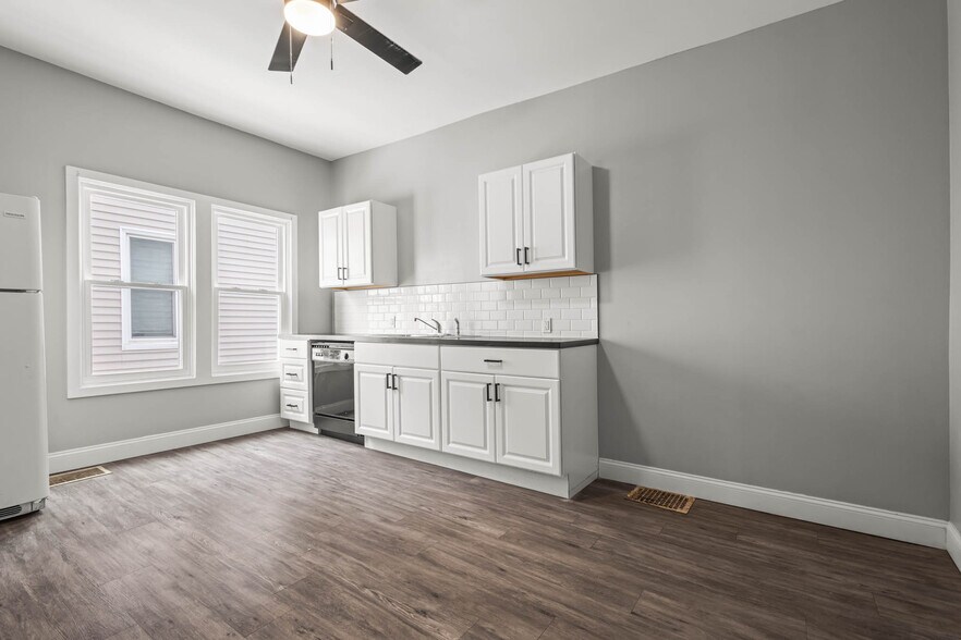 Building Photo - 208 S Swan St