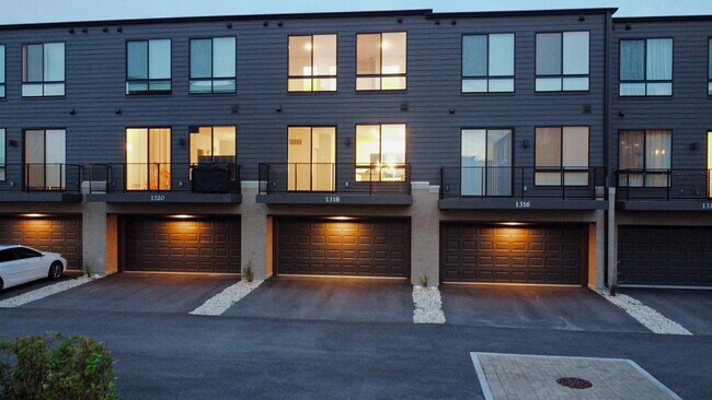 Building Photo - 1318 Lakepointe Dr