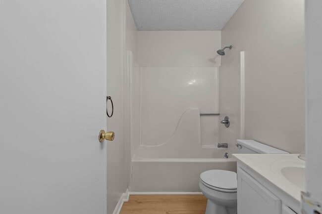 Building Photo - Newly renovated 2 bedroom 1 bathroom duplex