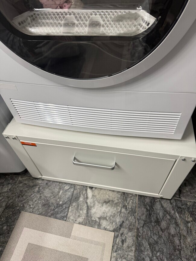 Building Photo - 4 Martine Ave