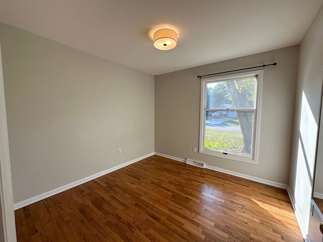 Building Photo - Large 4 bedroom ranch in Forest Hills
