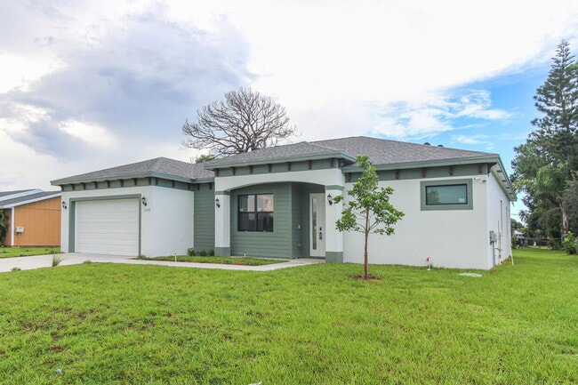 Building Photo - 1143 SW Estaugh Ave