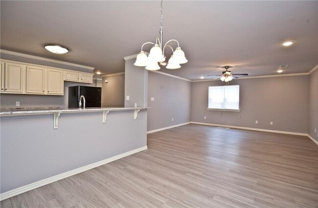 Building Photo - 4 Bed 4.5 Bath Townhouse just mins away from the University!