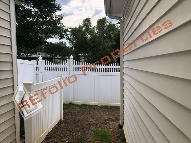 Building Photo - Great Location! 3 Bedroom 2.5 Bathroom 1 C...