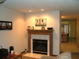 Building Photo - 637 Oakbrook Ave