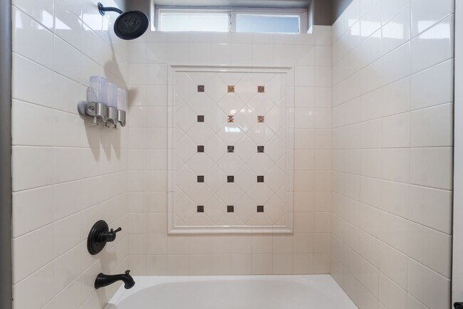 Building Photo - Elegant model home at Club Madeira!