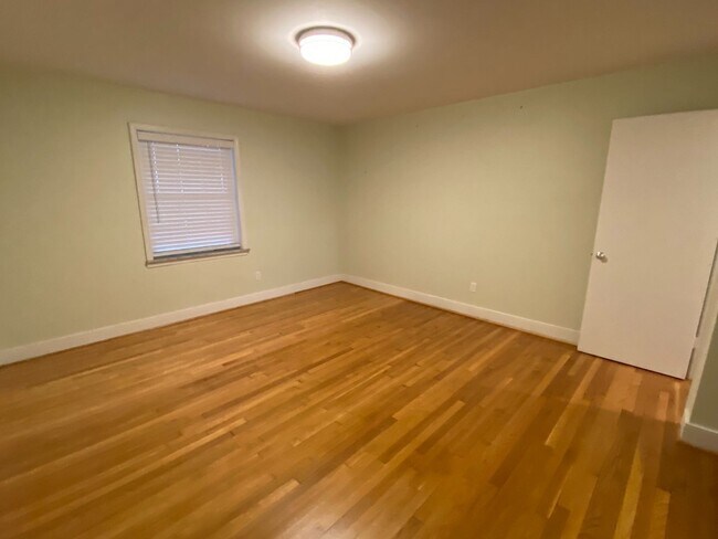 Building Photo - Two-Bedroom Apartment Directly Across from Forest Hill Park. Great Location!
