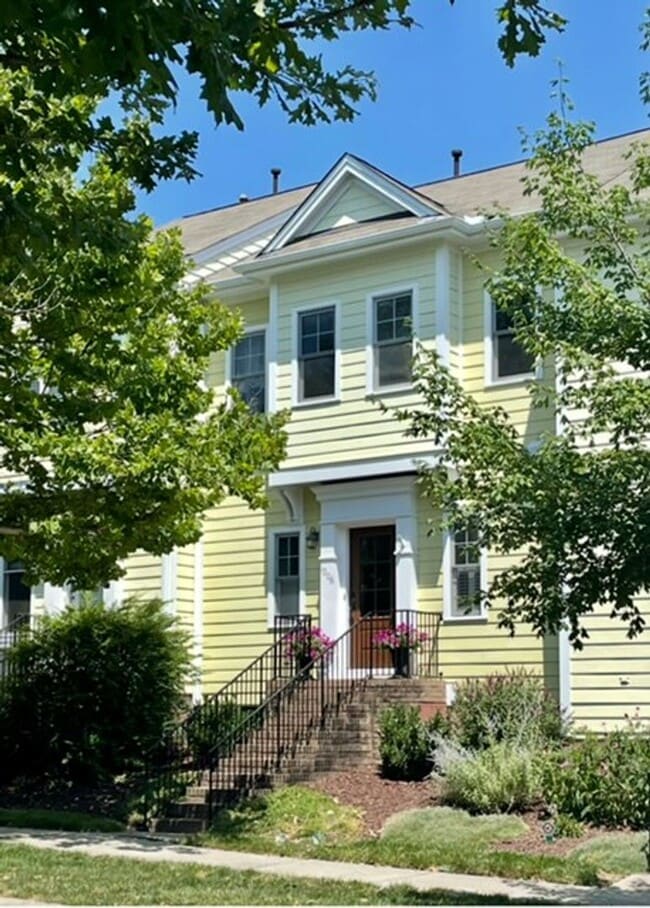 Building Photo - Stunning townhome in the highly sought-aft...