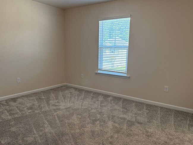 Building Photo - AMAZING LOCATION, Fantastic 3 Bed Home, In...