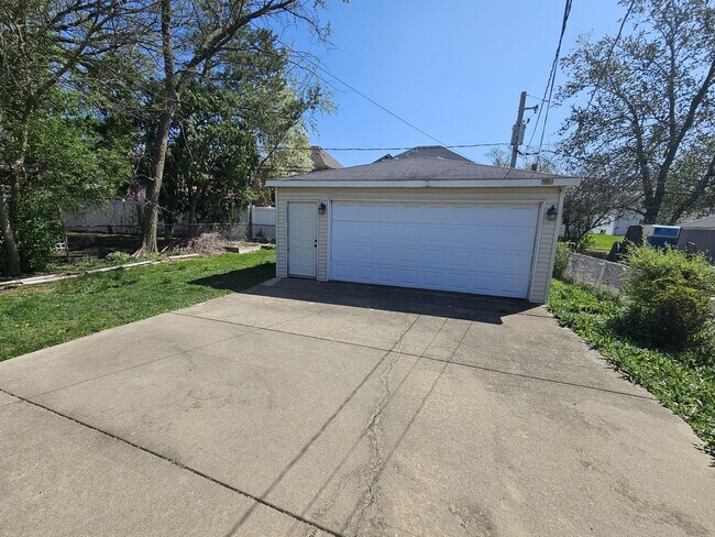 Building Photo - 883 S York St