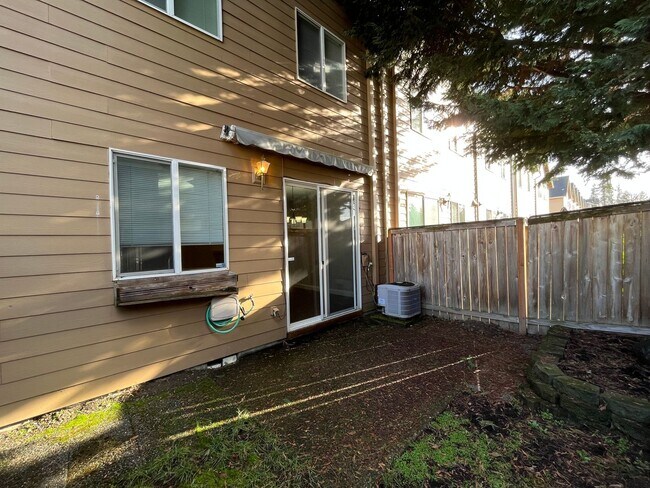 Building Photo - Super-Cute Townhouse! 3 bed + 2.5 baths w/ Fantastic Floor Plan! (A/C & Washer / Dryer included!)