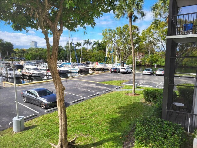 Building Photo - 3401 N Country Club Dr