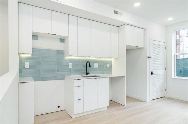 Building Photo - 2722 Hope St