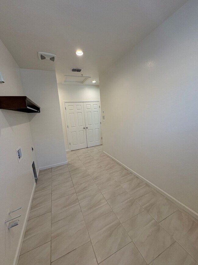 Building Photo - Comfortable NW Visalia Home Rent Ready!
