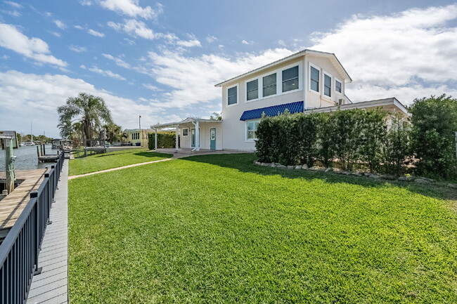 Building Photo - Gorgeous deep water canal front home