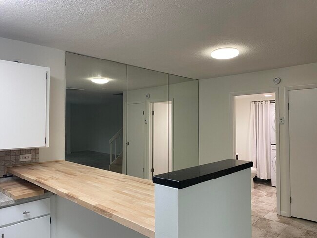 Building Photo - 1607 16th Ln