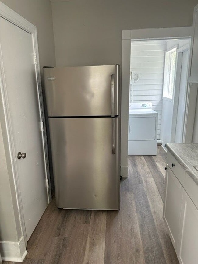 Building Photo - Two Bedroom House