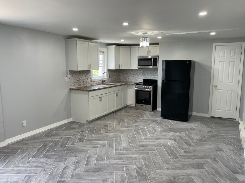 Building Photo - 155 W Main St