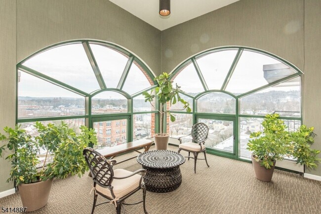 Building Photo - 300 Main St