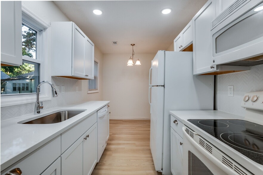 Building Photo - 422 E Funston St