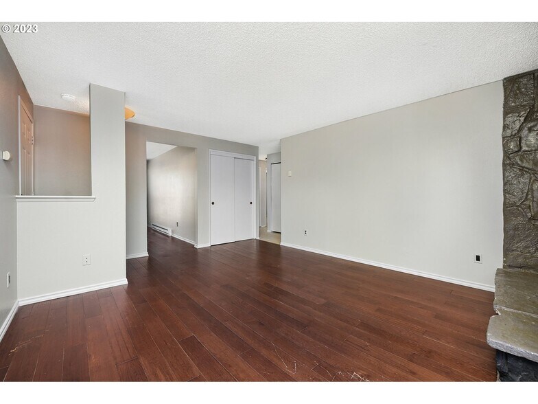 Building Photo - 1470 SE Walnut St