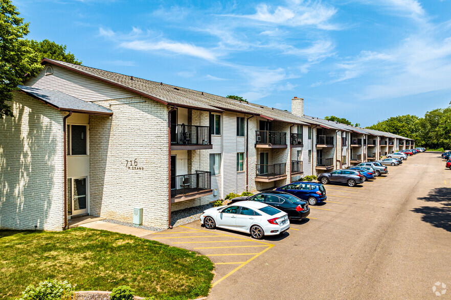 Primary Photo - Half Moon Lake Apartments