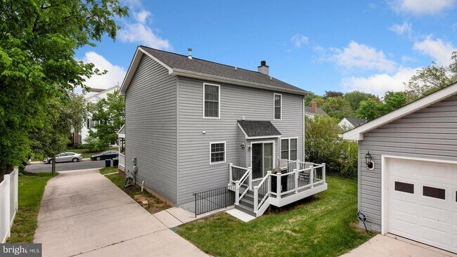 Building Photo - 2427 Fort Dr