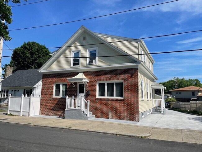 Building Photo - 11 Isabella Ave