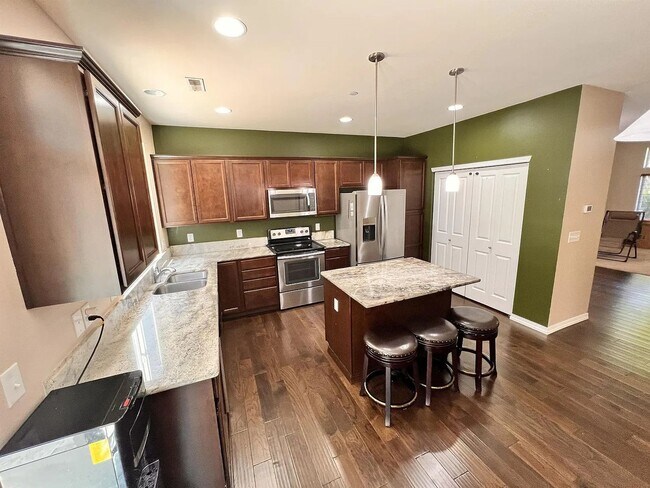 Building Photo - Beautiful Spacious 4bd 2bath Available Oct...