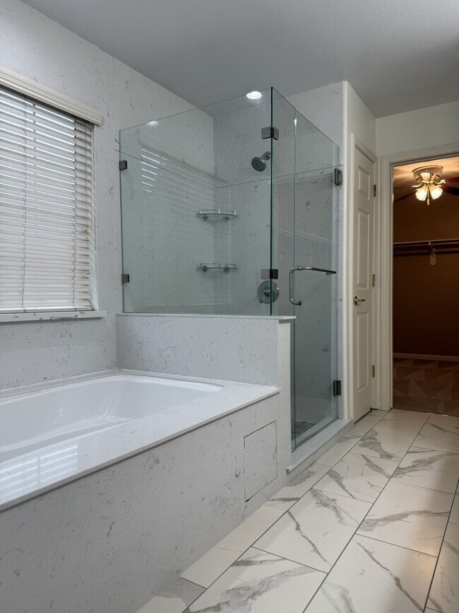 Building Photo - Lovely 5/3 with a desirable downstairs bedroom.