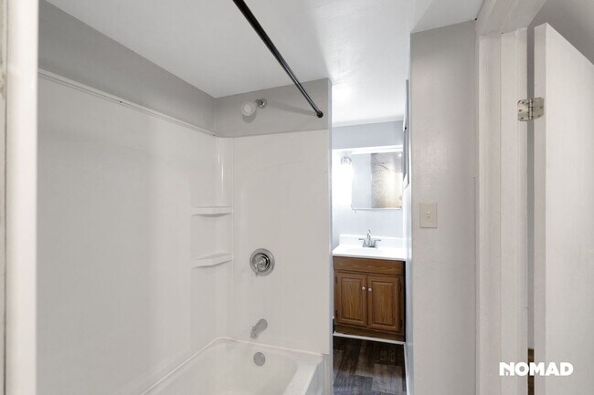 Building Photo - Charming 2BR Duplex in Salem