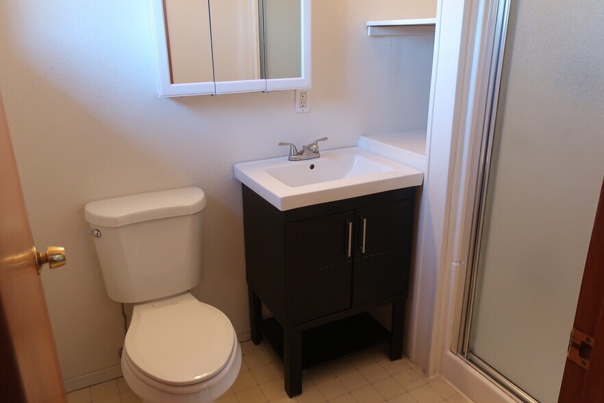 Building Photo - 2405 Lester Rd