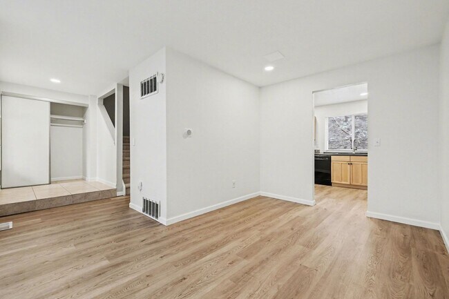 Building Photo - Spacious 2Bed/2.5Bath Townhouse in Central Denver