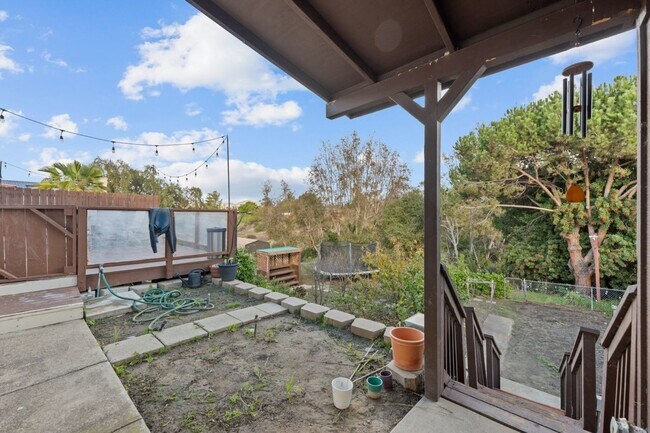 Building Photo - Semi furnished!