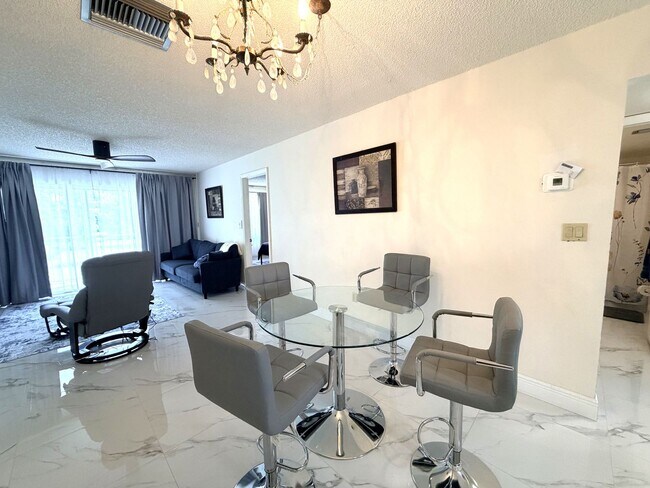 Building Photo - 2/2 STUNNING SEASONAL RENTAL IN SUNNY N. FT. MYERS, FL