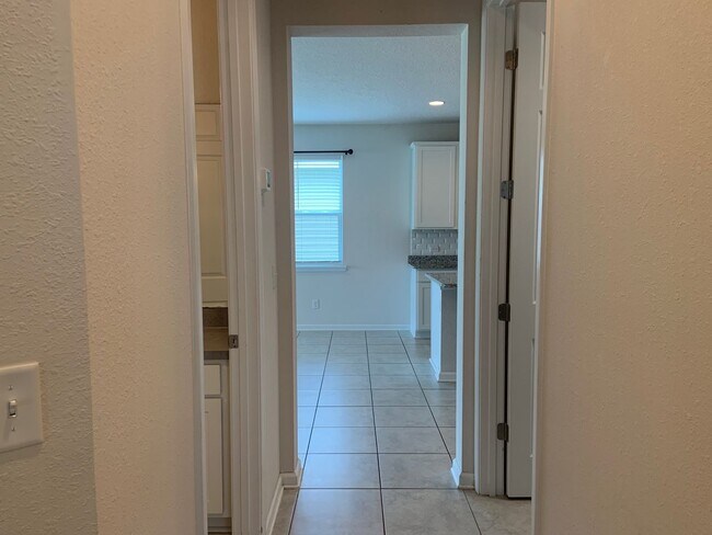 Building Photo - 816 Redtail Ln